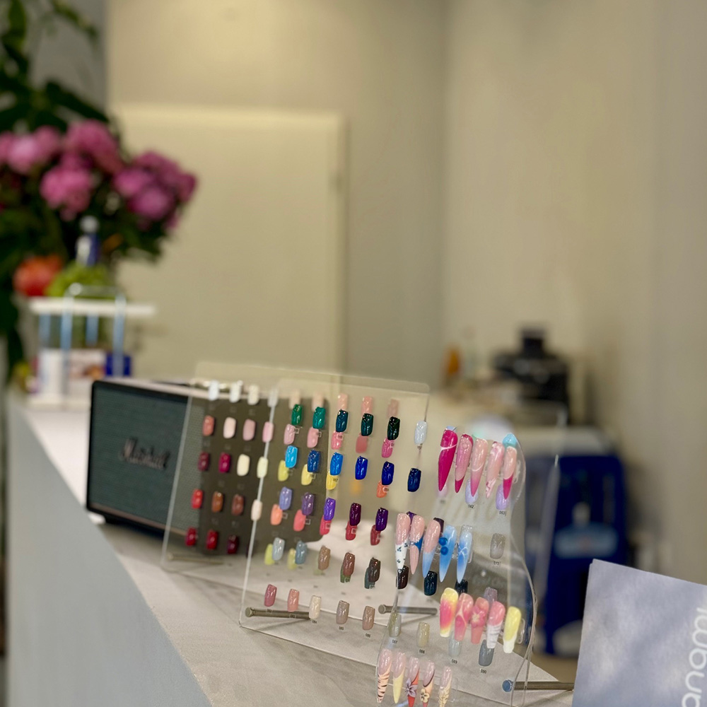 Eine Ausstellung von bunten Nagellackfarben in einem eleganten Salon.